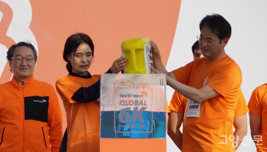 이동환 고양시장(오른쪽)과 이영아 고양신문 대표가 한 조가 되어 화합의 퍼포먼스를 펼치는 모습.