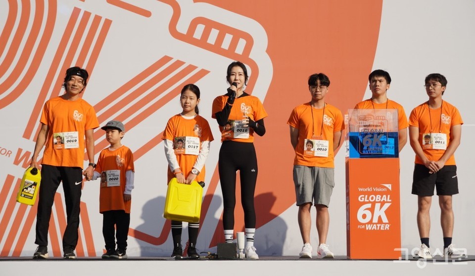 소감과 다짐을 말하고 있는 가족 참가자 대표들과 해외참가자 대표들. 