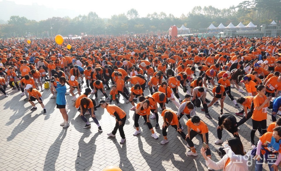 노래하는분수대 광장을 가득 메운 참가자들이 몸풀기 체조를 하고 있다.  
