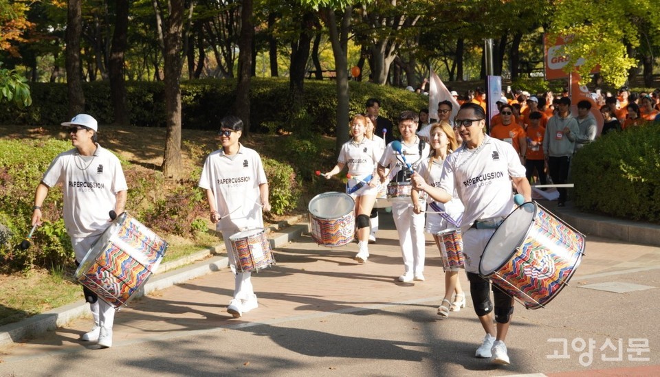 신명나는 리듬으로 출정식을 이끈 타악밴드의 행진.