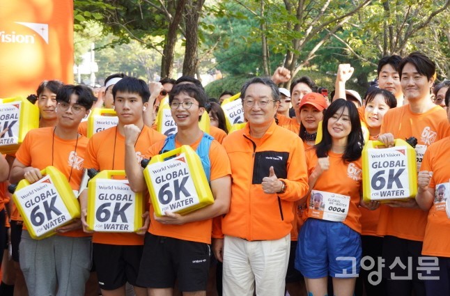 스타트라인에 나란히 선 조명환 월드비전 회장과 유지태 최강희 홍보대사, 해외참가자 대표들.
