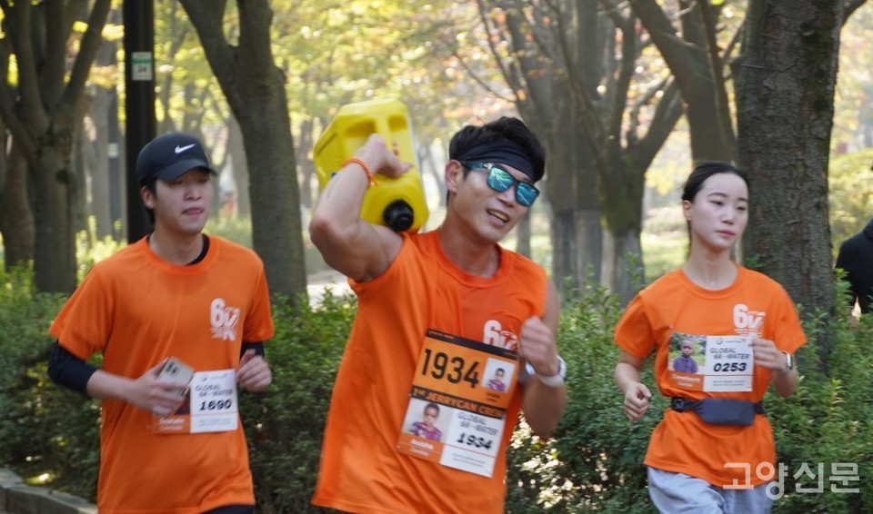 무거운 제리캔(아프리카 아이들의 식수 물통)을 메고 달리는 러닝 히어로. 