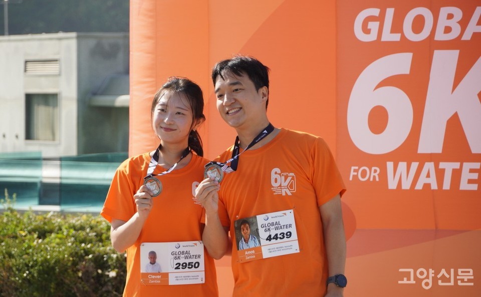 자랑스러운 완주메달을 나란히 들고 한 컷.