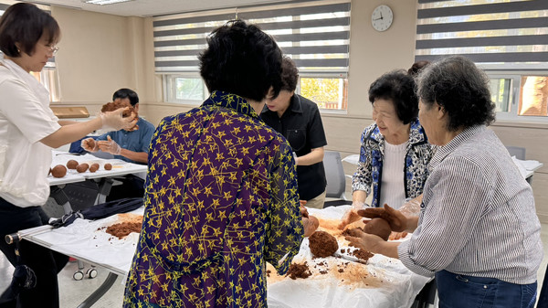 참여자들이 EM흙공을 만들고 있다.