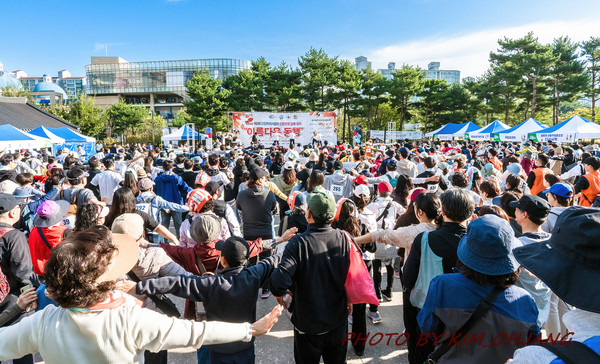 암환우와 함께 걷는 '아름다운 동행' 참가자들이 준비운동을 하고 있다.