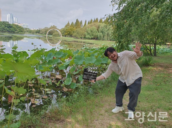 전찬우 감독이 일산호수공원 달맞이섬 부원교 아래 연꽃 앞에서 포즈를 취했다.