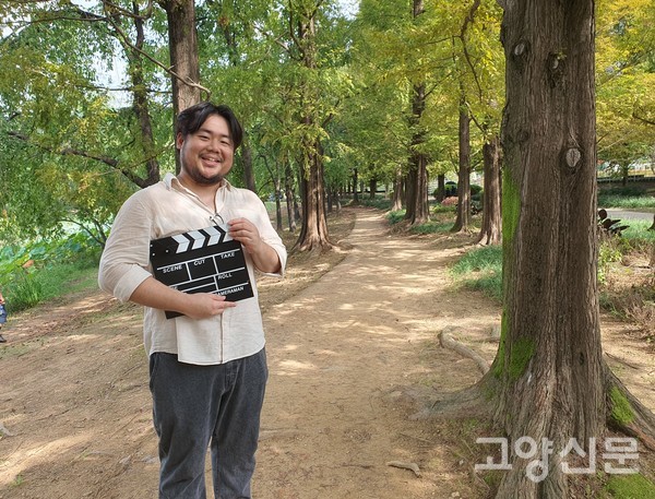 일산호수공원 메타세쿼이아길에서 포즈를 취한 전찬우 감독.