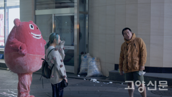 '한겨울에 인형탈도 춥나요?' 영화 한 장면