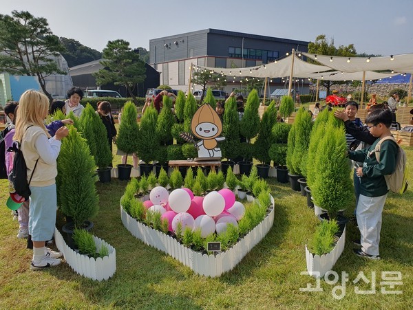 초등학생들이 집중해서 '율마' 향기 체험을 하고 있다.