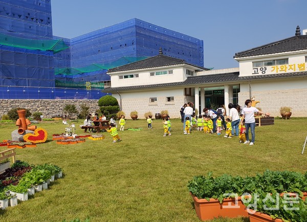 유치원생들이 단체로 도시농업축제에 참석했다.