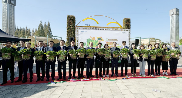 일산열무축제 개막식을 알린 테이프 커팅후 한자리에 선 관계자들.