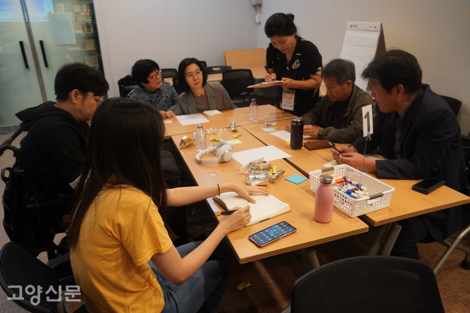 각 팀은 하나의 결론을 도출하기 위해 각자의 의견을 포스트잇에 적었다.