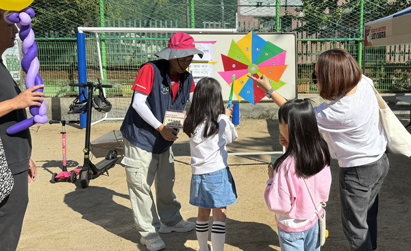 마을축제를 즐기는 아이들.