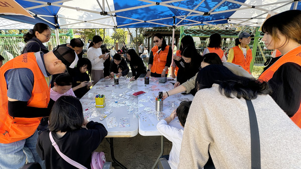 문촌9종합사회복지관도 참여해 주민들이 즐기는 프로그램을 운영했다.