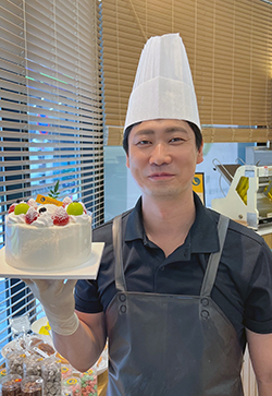 정승민 푸른달열엿새베이커리 대표. 오래전부터 매월 케이크를 후원하고 있다.