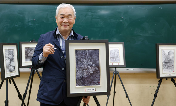 윤인혁 볼펜 화가. 벽제초 17회 졸업생이다.