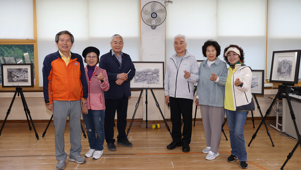 윤인혁 화가가 친구들과 전시회에 함께 했다.