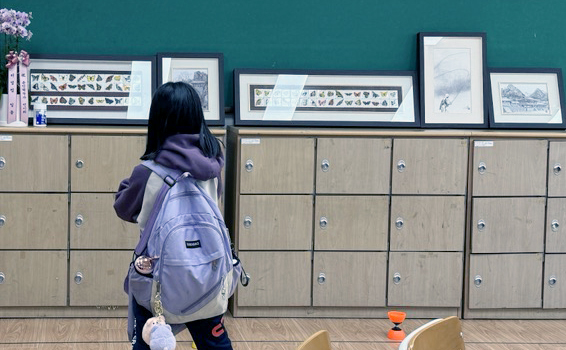 한참 후배인 벽제초등학교의 한 학생이 그림을 감상하고 있다.