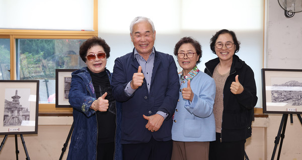 윤 작가의 동생과 누나들도 전시회를 찾았다.