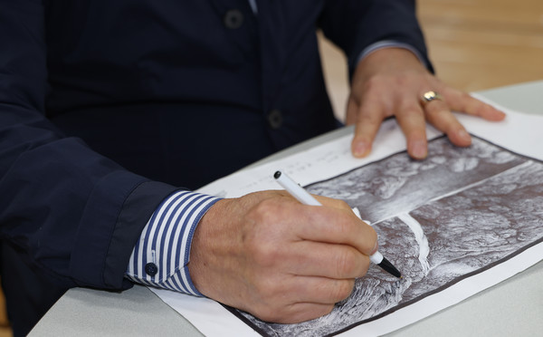 그림을 그리는 윤 화가.