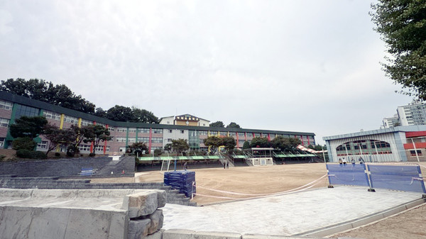 오랜 세월로 많이 변한 벽제초등학교. 전시 기간에도 더 나은 교정을 위해 공사 중이었다.