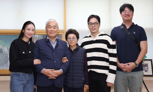 윤인혁 작가의 아내(가운데)과 아들, 며느리, 사위가 전시회를 찾았다.