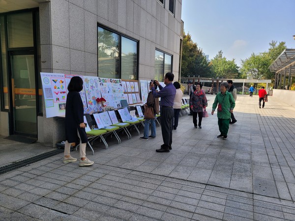    덕양종합복지관 앞마당에서 열린 어르신 작품 전시회.