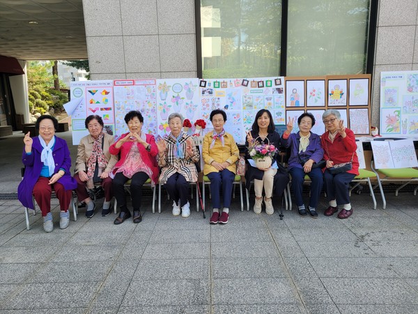  전시에 참여한 어르신들이 기념촬영을 했다.