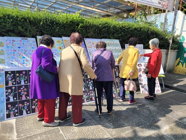   작품 관람을 하는 어르신들.