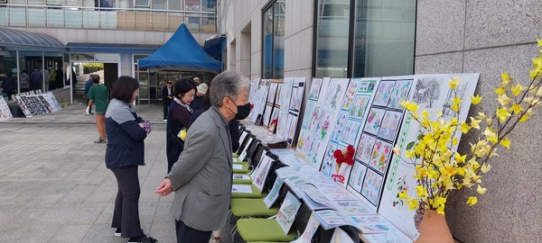    장도영 지회장은 미술 작품을 감상하고있다.