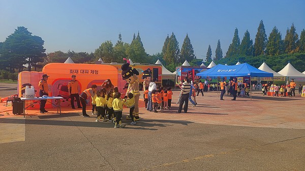 일산소방서가 17일 약 450명 어린이들을 대상으로 다양한 프로그램의 '어린이 안전체험마당'을 열었다.