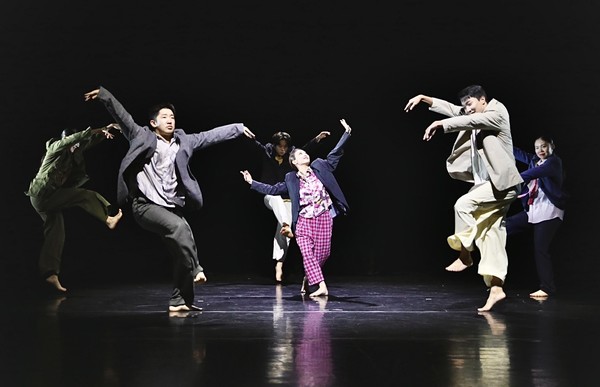 '퓨전리듬:댄싱 인 스타일'의 마지막 공연작인 최종인의 '춤선캡' 한 장면.