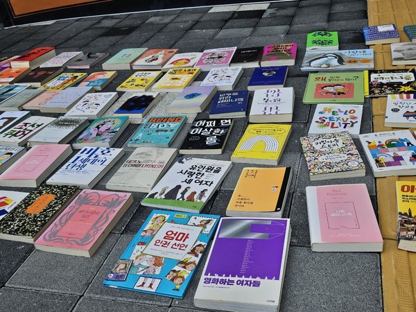 17일 경기시민사회단체연대회가 전시한 경기도 학교도서관 폐기도서들