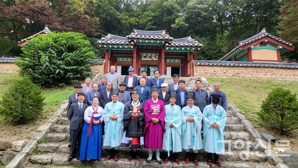 봉심을 마치고 단체사진을 촬영한 북경기향교의 전교와 유도회장