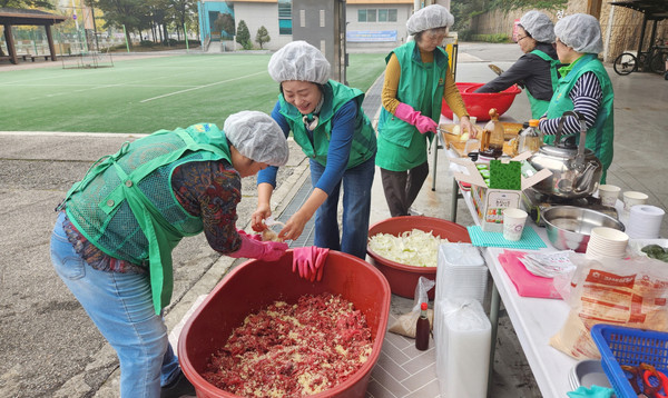 성사1동 새마을부녀회원들이 사랑의 반찬을 만들고 있다.
