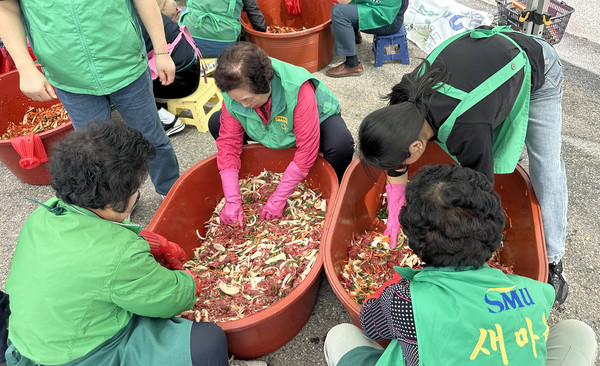 불고기를 만드는 참여자들.