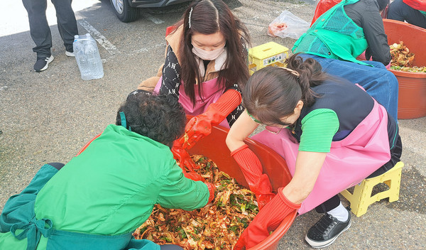  김치를 담그는 참여자들.