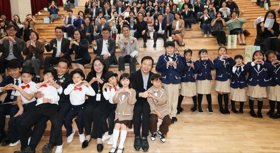 고양늘봄꿈터 아이들과 함께 참석자들이 기념촬영을 했다. [사진제공 =경기도교육청]