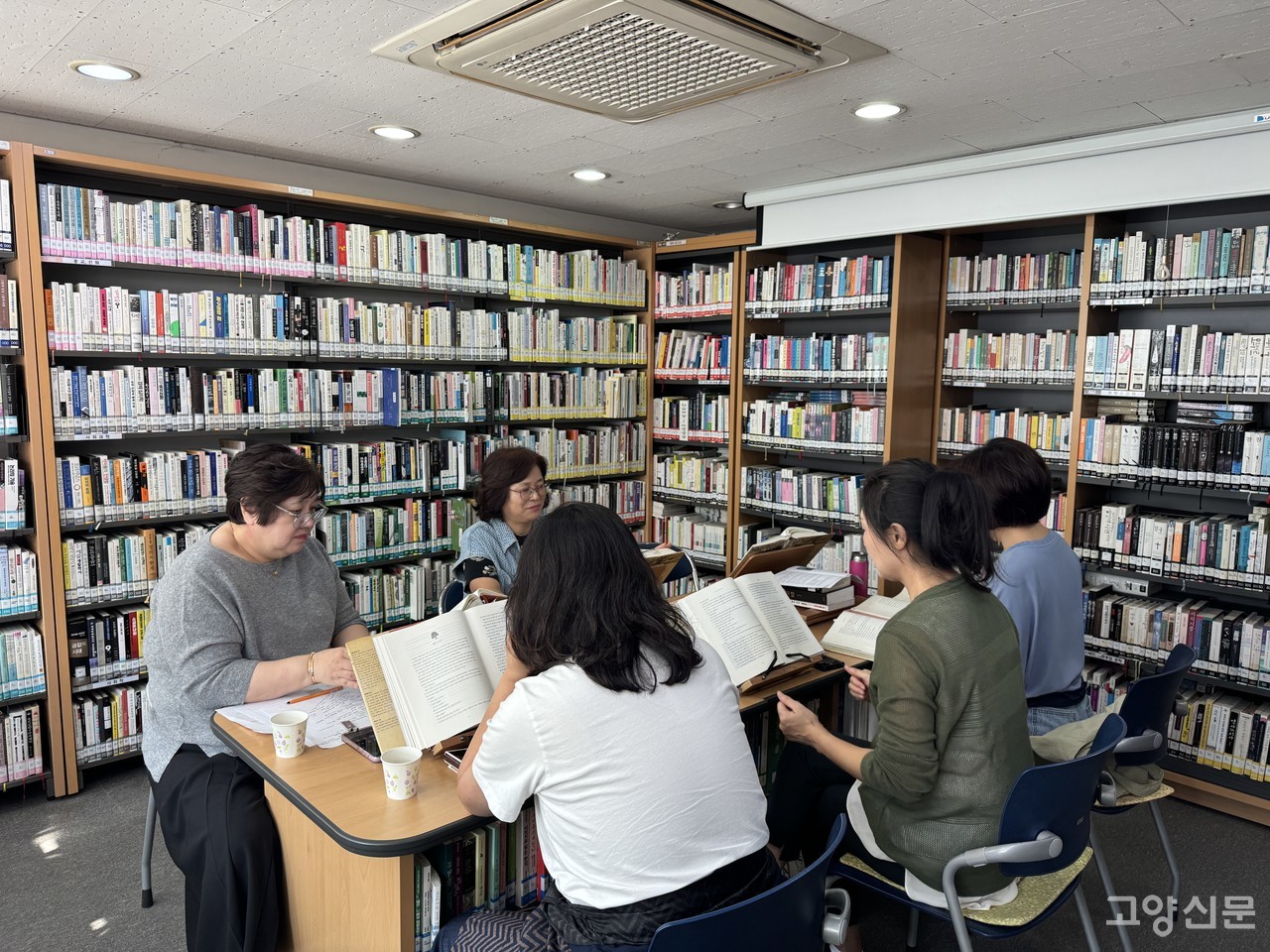 호수공원 작은도서관에서 진행되는 윤독 동아리 모임