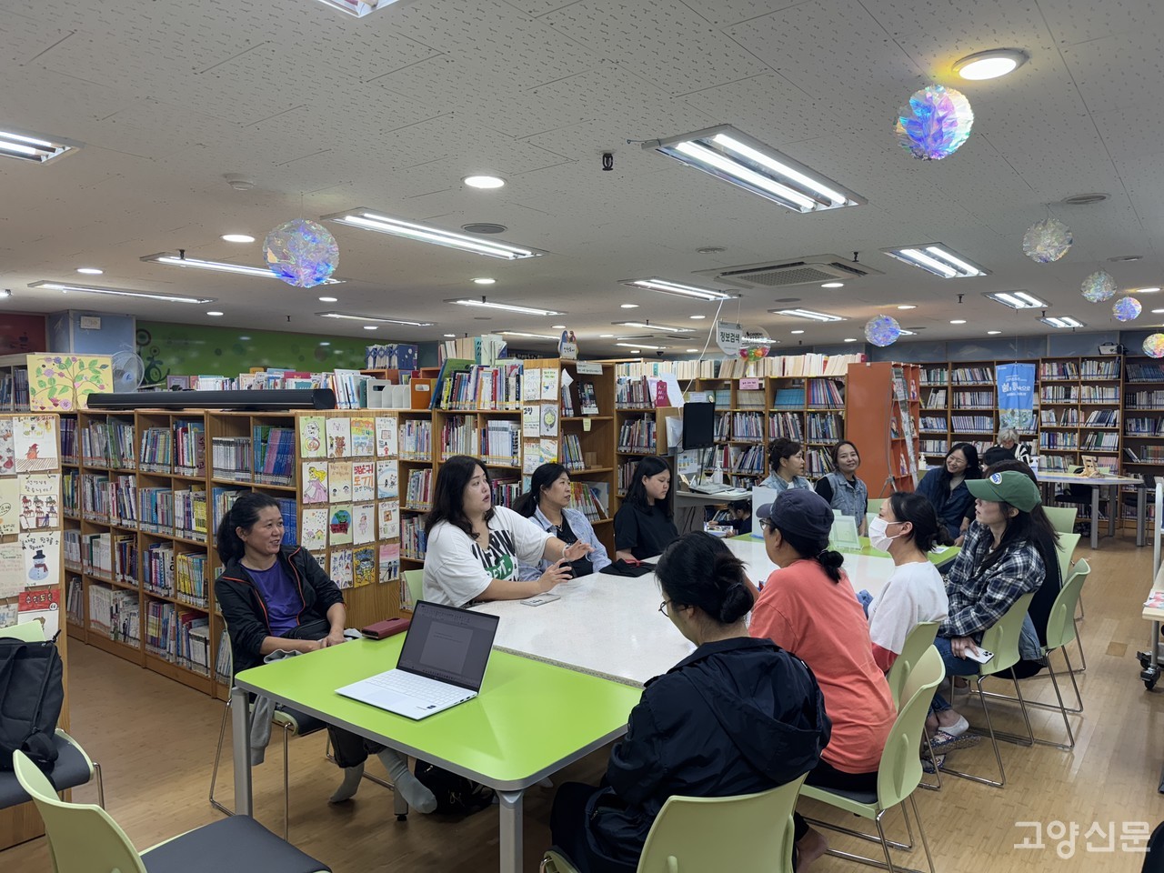 고양 공립 작은도서관 폐관소식에 대책논의를 위해 모인 이용자들.