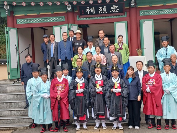   용강서원 봉행후 참가자들이 한자리에 모였다.