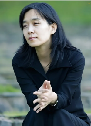 아시아 여성작가 최초 노벨문학상 수상자로 선정된 한강 작가.