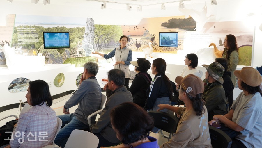 탐조대 1층에는 전시와 교육공간이 꾸며져 있다. 