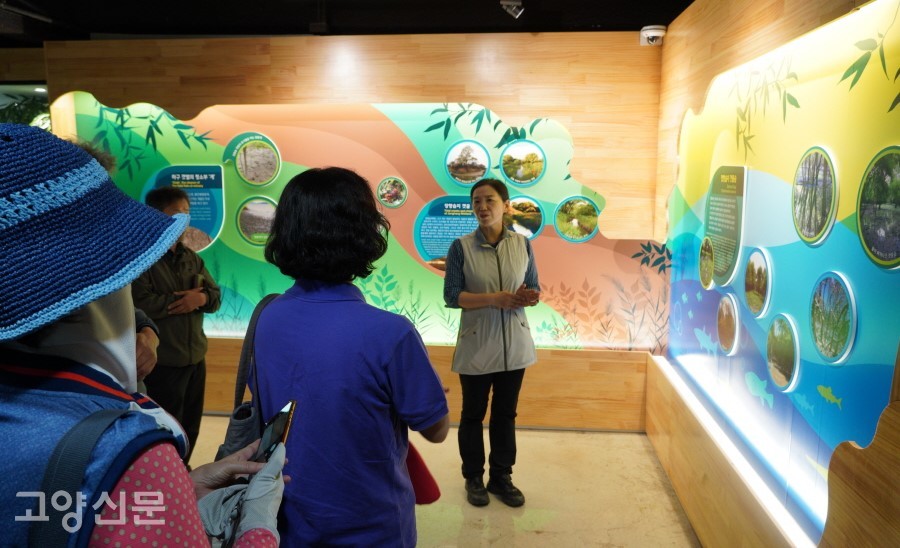 탐방 안내와 해설을 맡은 (사)에코코리아 생태해설가. 