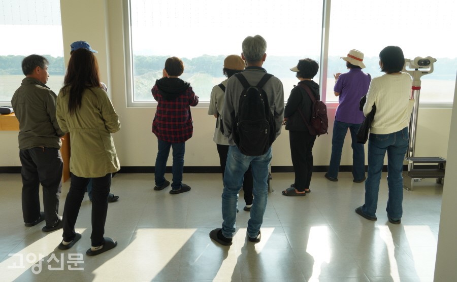 자유로 하부통로를 거쳐 접근하는 장항습지탐조대를 찾은 방문자들. 