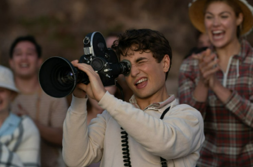 새미는 카메라를 통해 세상과 소통하고, 자신의 존재감을 인정받는다. 