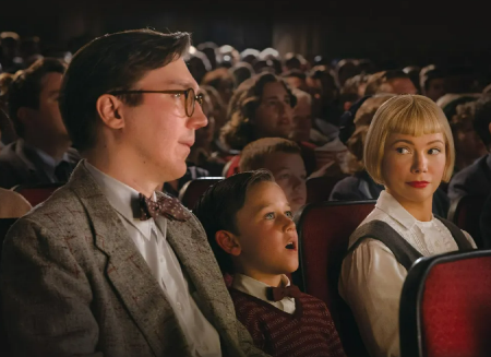 엄마 아빠를 따라 처음 극장에 갔다가 영화라는 판타지의 세계에 홀딱 빠져버리는 새미. 