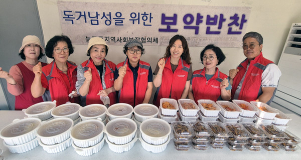  능곡동 지역사회보장협의체가 중장년 독거 남성 가구에 밑반찬 전달 사업을 했다.