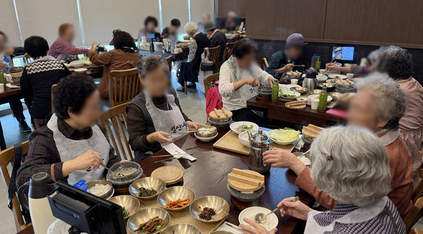 대화노인종합복지관이 ‘방방곡곡 행복밥상’ 지원으로 취약노인에게 정성스럽게 한정식을 대접했다.
