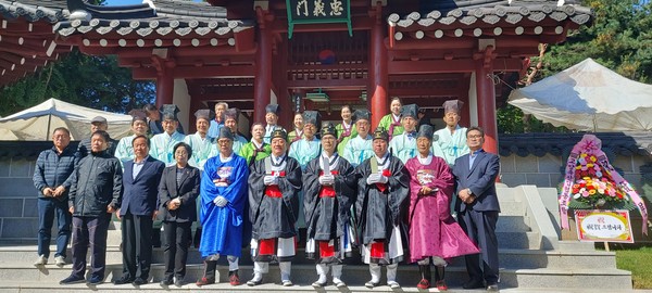   고양오충사 추향제 참가자들이 봉행 후 기념촬영을 하고 있다.